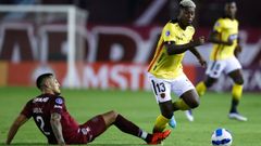 Gabriel Cortez, con el 13, conduce el bal�n durante un partido de la Copa Sudamericana