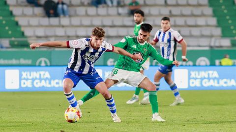 Fabio Gonz�lez, en un partido frente al Avil�s en el campo de A Malata