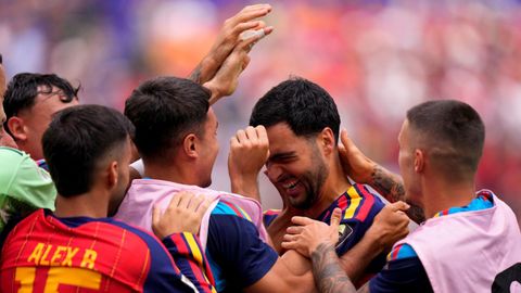 Mikel Merino celebra con sus compa�eros el pase a semifinales.