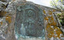 Detalle de la placa dedicada a Saralegui, obra de Fernando Asorey. 