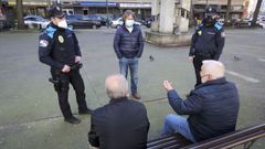 Polic�as de barrio departiendo ayer por la ma�ana con vecinos en la plaza de Ultramar.