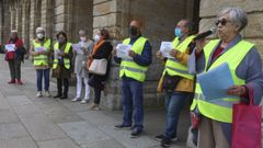 La portavoz de la Plataforma de Pensionistas de Santiago, Manuela Fraguela, durante su intervenci�n en la plaza del Obradoiro.