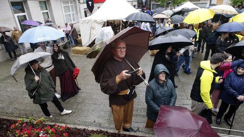 P�blico con paraguas antes del disparo inaugural de la feria en la plaza de Espa�a