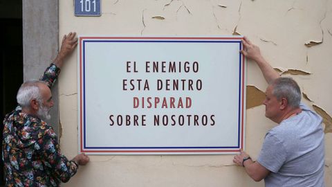 En la imagen el coordinador de  N�xodos , Gerardo L�pez (d), instala la obra de Avelino Sala a la entrada del edificio