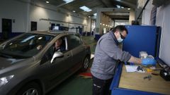 Un veh�culo haciendo la revisi�n este martes, en la estaci�n de ITV de Viveiro