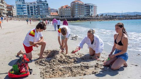 M�nica, con sus hijos, en la playa de Silgar