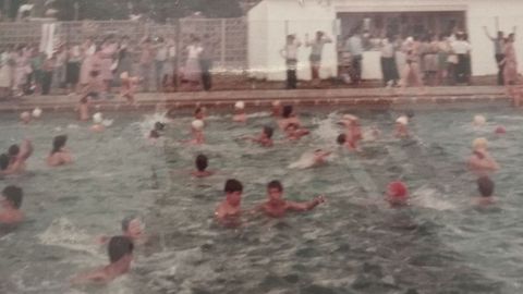 Tardes ochenteras en la piscina de Xuvia, Nar�n.