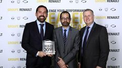 Daniel Orejas, a la izquierda, con el premio que recibi� de Renault en nombre de Leomotor