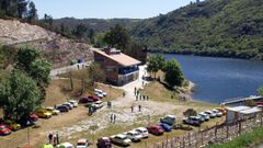 El complejo tur�stico de Ponte Mourulle est� formado por un club n�utico (el edificio que se halla en primer t�rmino) y un albergue (situado al fondo), construidos respectivamente en 1999 y el 2004