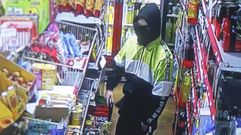 Captura de una de las im�genes grabadas por la c�mara de videovigilancia donde se aprecia el arma que el presunto atracador sac� del pantal�n