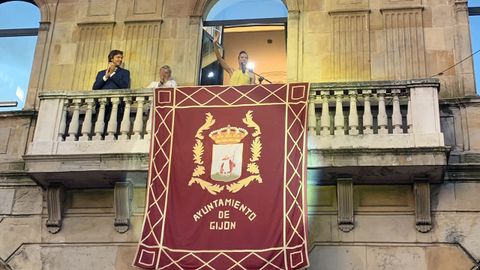 Sheila Posada lee su pregn en el balcn del Ayuntamiento de Gijn 