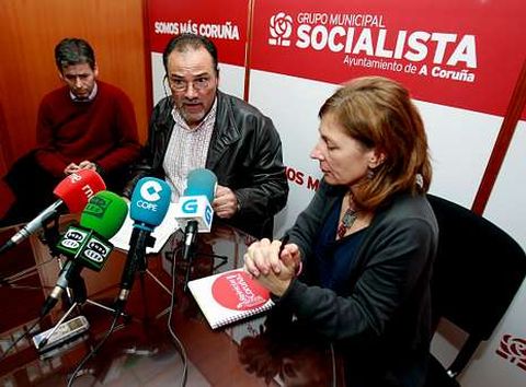 Mar Barc�n y Justo P�rez, en el centro, ayer durante su comparecencia en el Ayuntamiento.