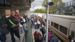 Un Alvia cargado de peregrinos en la estacin de Sarria