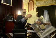 <span lang= es-es >Ourense salda su �</span><span lang= gl >d�beda</span><span lang= es-es >� con Marcos Valc�rcel</span>. Por unanimidad y con voto secreto en urna. As� se aprob� cinco a�os despu�s de la muerte del escritor e historiador ourensano, Marcos Valc�rcel, el inicio de un expediente de honor por parte del Concello. Fue el primer acuerdo de 2016. 