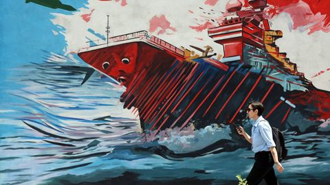 Un iran� camina delante de un mural antiestadounidense e israel� por Teher�n. 