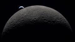 Imagen de la Luna y al fondo la Tierra captada desde la c&aacute;psula Orion en abril pasado.