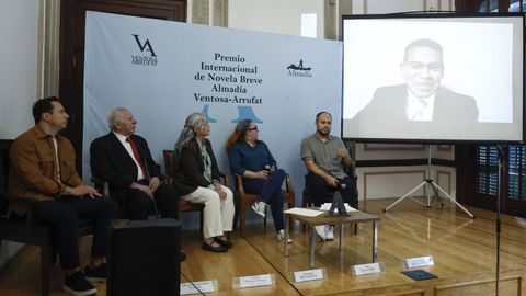 El escritor peruano David Silva Rojas (a la derecha en la pantalla) durante el acto de entrega del premio literario Almad&iacute;a-Ventosa Arrufat.