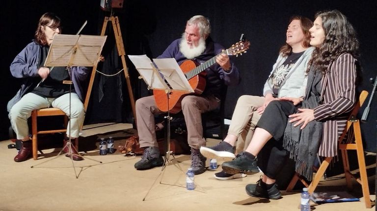 <span lang= gl >A formaci�n Catro nun zoco, integrada por Mini, Iria e Navia Rivas, e Mari�a Quintill�n, en imaxe de arquivo durante unha actuaci�n no Teatro das Cortes, que impulsa a asociaci�n cultural Volta e D�lle na aldea de Xestoso, na parroquia de Cabanas (O Vicedo)</span>