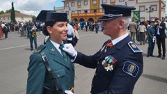 Julio Barreiro, polic�a local de A Coru�a ya jubilado, en la jura de bandera de su hija Candela
