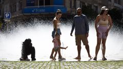 El calor llev� ayer a los vecinos de Pontevedra a refrescarse en las fuentes del centro de la ciudad. 