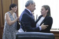 Jos� Tom� charla con Pilar L�pez poco despu�s de ser investido alcalde de Monforte. 