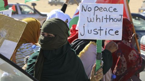 Miles de saharauis refugiados en Tinduf acudieron este jueves a la cuarta convocatoria de protestas contra la iniciativa estadounidense para el Consejo de Seguridad de la ONU.