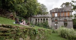 Tras el desbroce de la finca, en torno al ruinoso palacete se crearon caminos y zonas con c�sped, se la dot� de bancos, escaleras y un lago artificial.