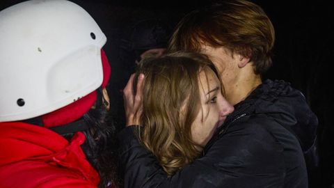 Dos habitantes se abrazan tras un bombardeo ruso sobre una área residencial de Járkov.