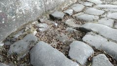 Algunas de las piedras las tiraron al lecho del r�o