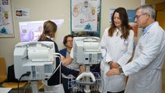 El Chuac celebra el D�a del Ictus  con mesas informativas y la realizaci�n de pruebas, como el control de la tensi�n, a los visitantes. En la imagen,  la jefa de neurolog�a, Mar Castellanos, y el gerente del complejo, Luis Verde, en la edici�n celebrada en octubre pasado