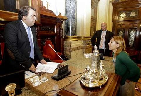 Barc�n y Negreira conversan antes del inicio de la sesi�n plenaria.