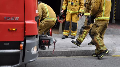 Foto de archivo de un equipo de bomberos trabajando