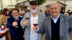 Luis Paad�n, en el centro, con el alcalde, a la derecha, antes de leer el preg�n