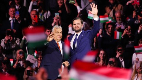 Viktor Orb�n y JD Vance saludan al p�blico congregado en el mitin del MTK Handball Hall, en Budapest