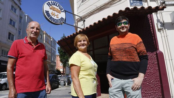 Puri Vidal, con su hijo y su marido, fundador del Jumbo de Os Mallos