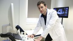 El ur�logo Javier Casas, en la cl�nica de Santo Domingo, en Lugo