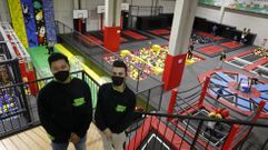 Aar�n W., junto a uno de los monitores de Diverjump. El centro de ocio no lleva ni tres meses abierto y ya se ha puesto de moda entre los ni�os, aunque ofrece tambi�n actividades para el p�blico juvenil y adulto. Su horario es de 16.30 a 21.30 horas y los fines de semana abre tambi�n por la ma�ana (de 11 a 14) y por las tardes desde las 16 horas. 