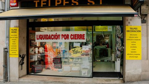 La tienda Telpes, en la calle Ervedelo, est de liquidacin por cierre