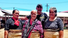Alberto Campa con unas mujeres en el Reino de Tonga