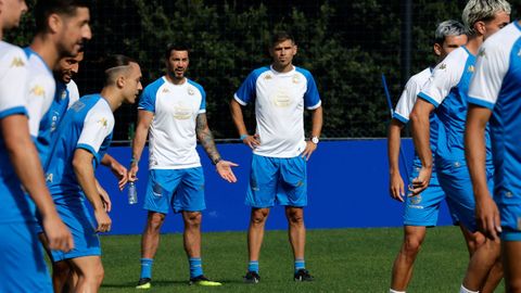 Joaqun Sorribas, junto a Antonio Hidalgo durante un entrenamiento del Deportivo.
