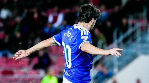 Pablo S�enz dispara durante el Numancia-Real Oviedo