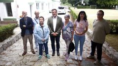 Formoso, no centro, cos dirixentes de Asfedro durante a visita � comunidade terap�utica de O Confurco. 