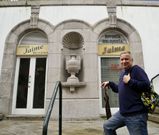 Ant�n Bouzas ante la antigua sede de Sereos, que el gobierno municipal clausur�. 