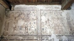 Uno de los murales renacentistas que se conservan en el interior de la iglesia de Pinol, tapado parcialmente por capas de cal