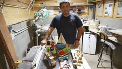 Guillermo Rocha, artesano de juguetes de madera, en su taller de Romai (Portas)