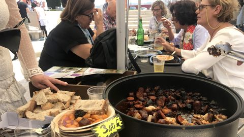 Los sidros sirvieron raciones de fabada en su puesto en Bel�m