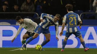 Yeremay y Soriano, protegiendo el bal�n ante Andr�s Mart�n.