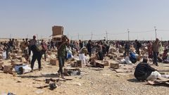 Gazat�es recogen los restos del reparto de ayuda en Rafah