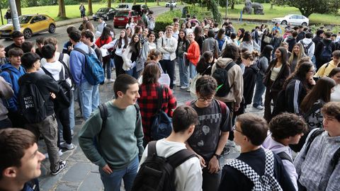 Llegada de estudiantes al campus de la USC en Santiago para la selectividad