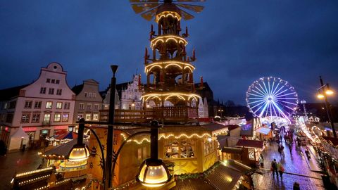Vista general del mercado navideño en la localidad alemana de Rostock.